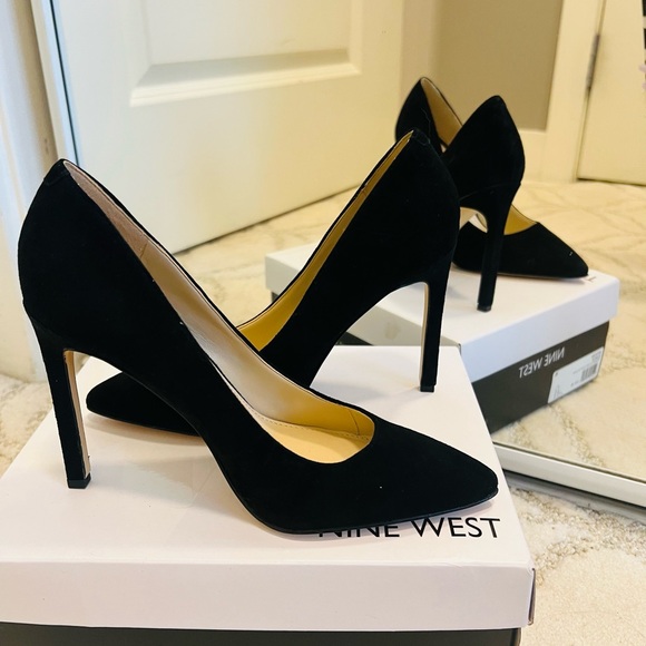 NEW Nine West Black Suede Tatiana Pointy Toe Pumps- Size 5.5 - Picture 1 of 6